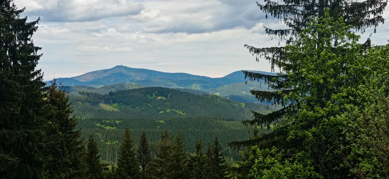 Výhled na kopcovitý horizont