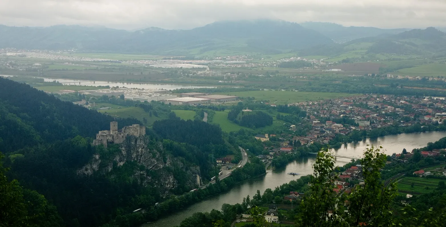 zamlžený výhled na hrad a vesnici