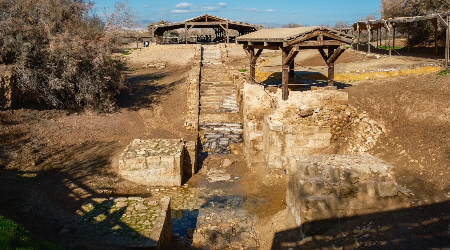 schody sestupující do mělké louže