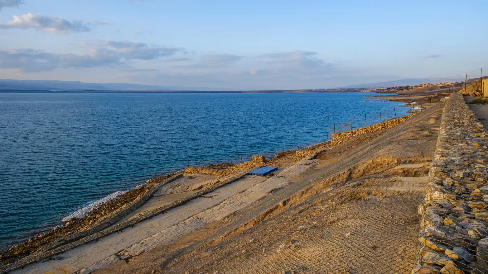 svažitý terén nad vodní hladinou