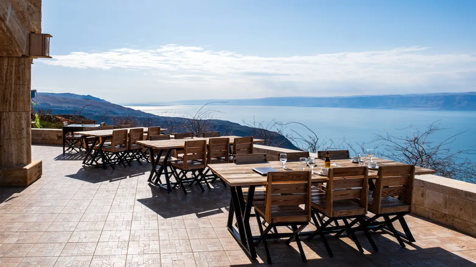 židle a stoly na vyhlídkové terase