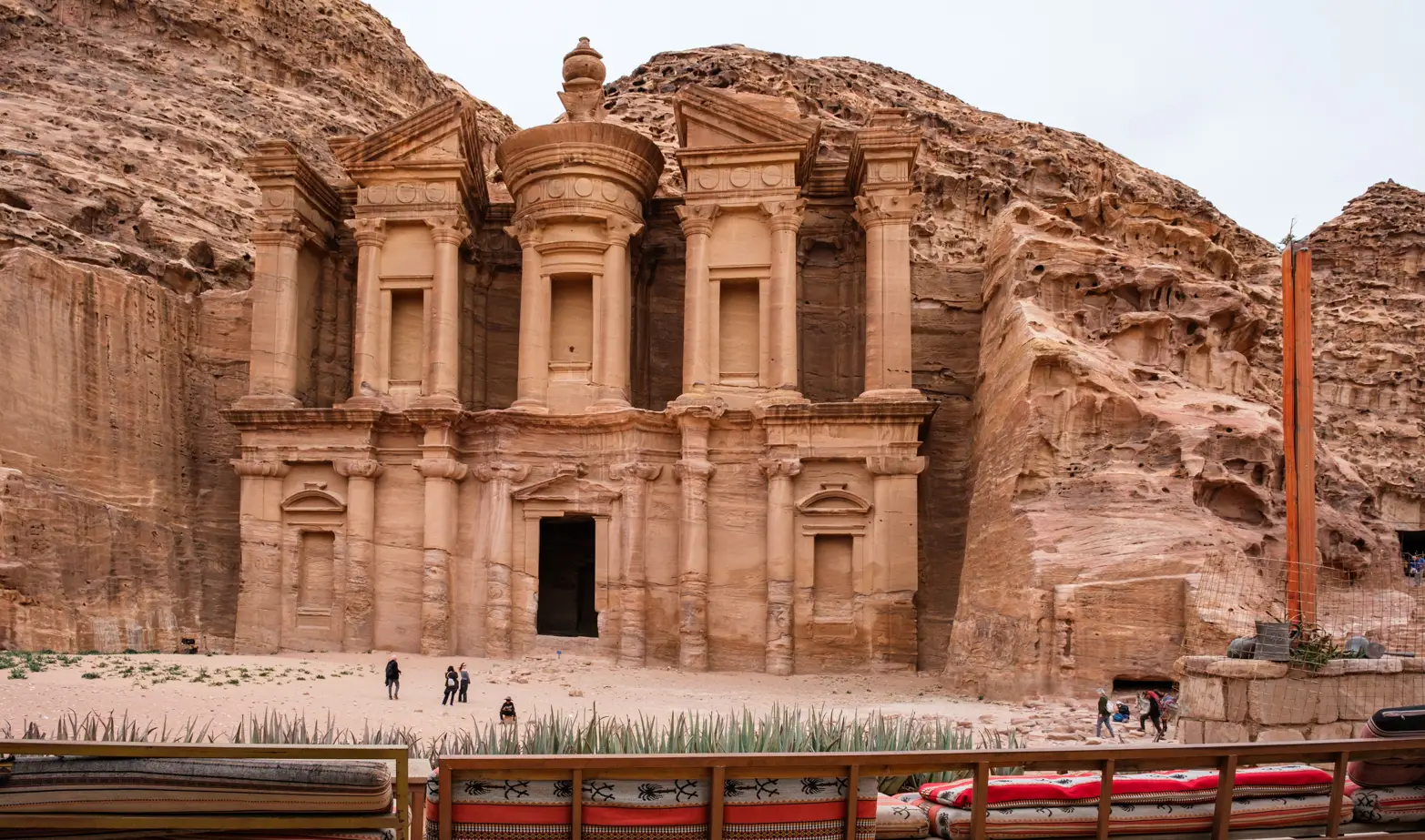 skalní stavba s lavičkou v popředí