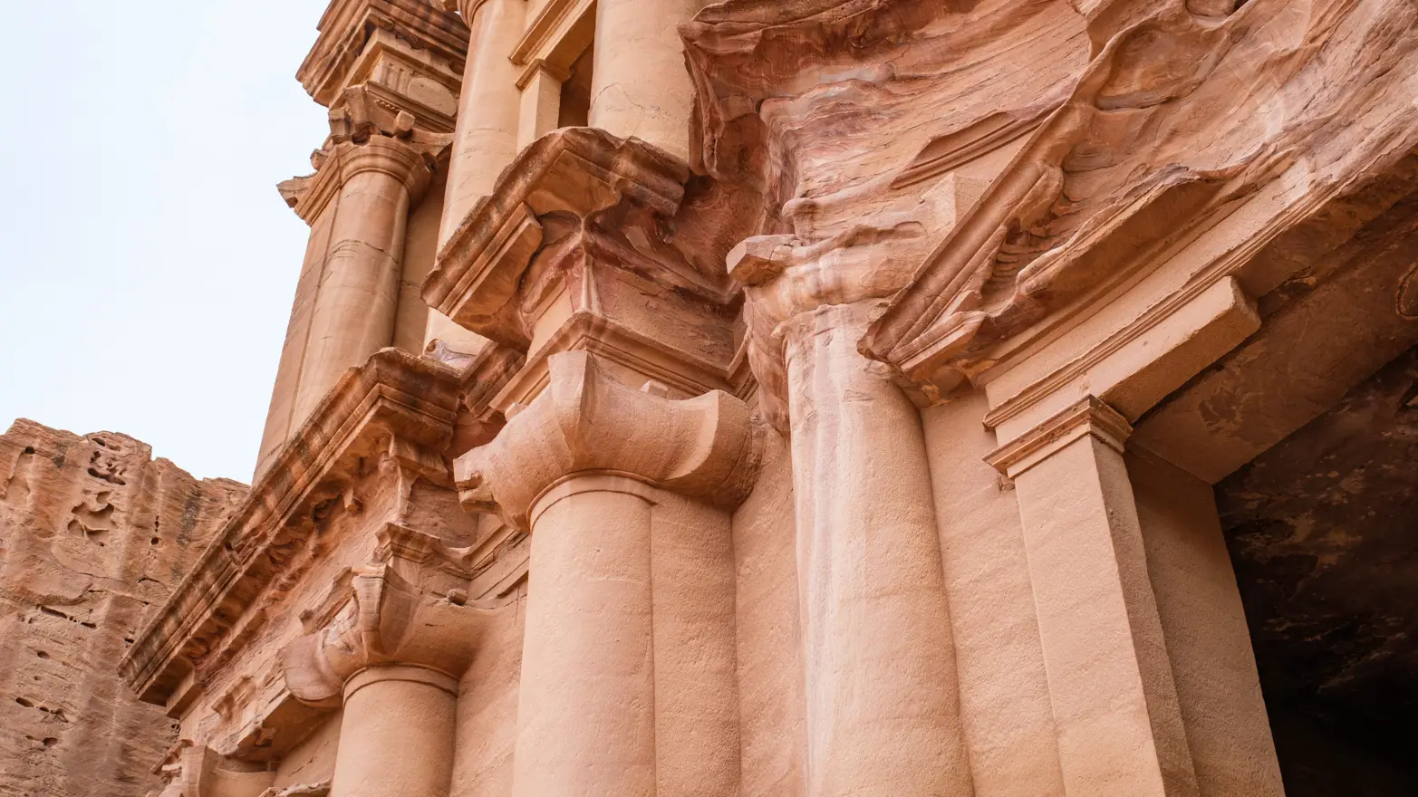 detail sloupu na sklaní stavbě