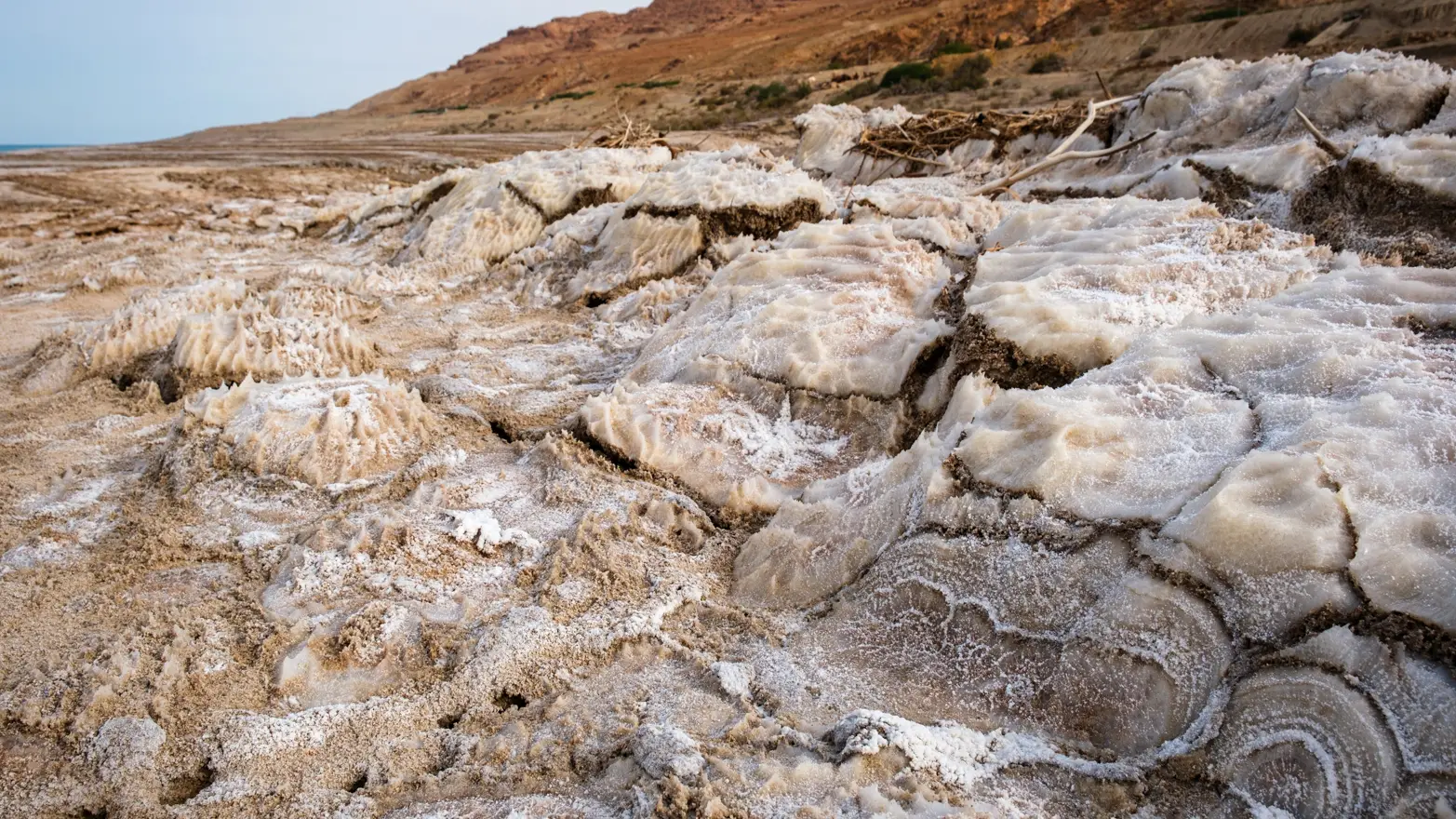 solné útvary na písečné pláži