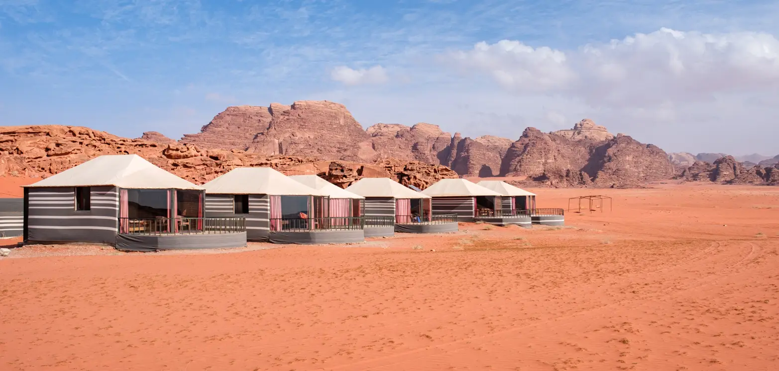 výhled z okna na červenou poušť