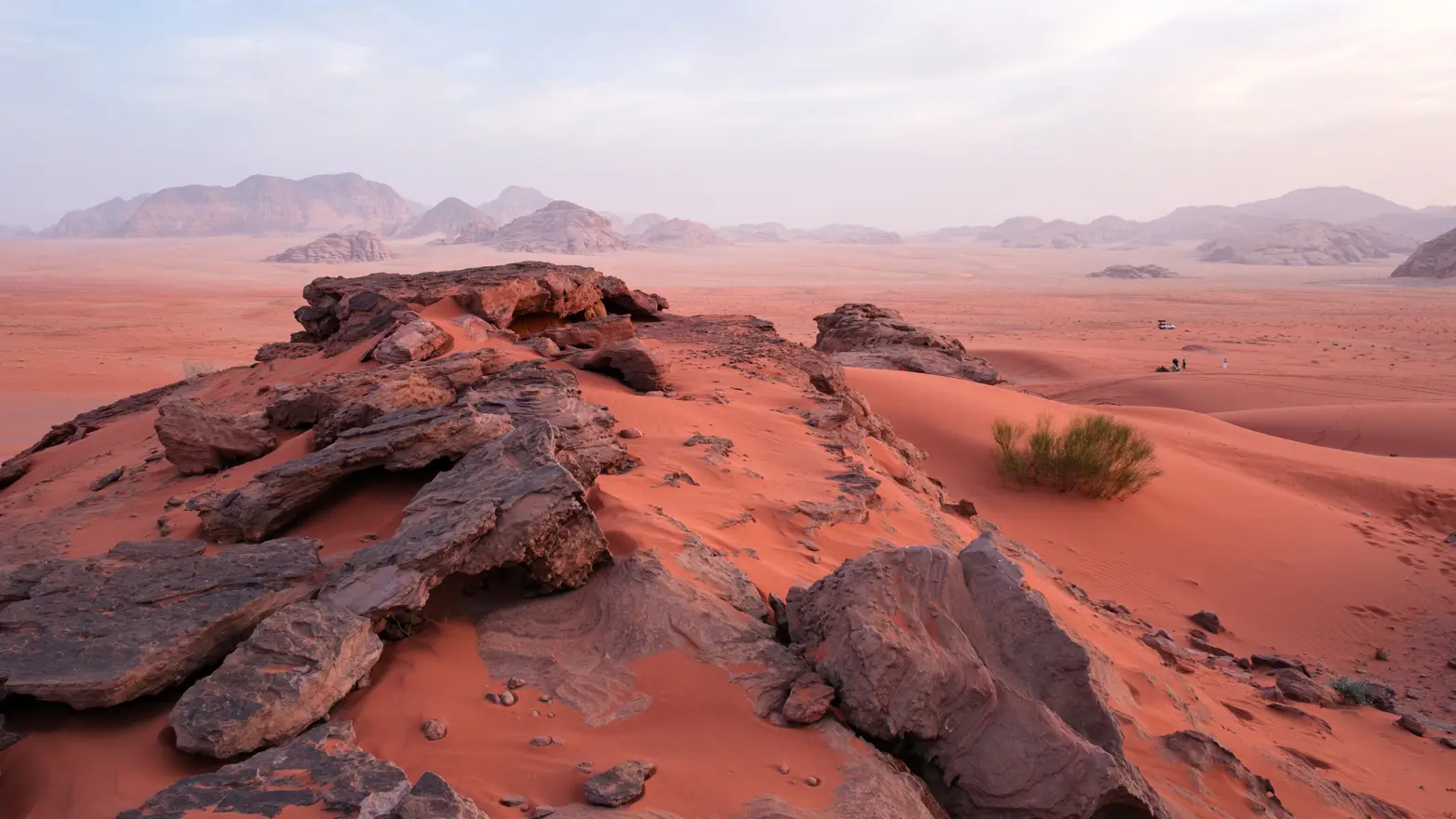 kameny v červené písečné poušti