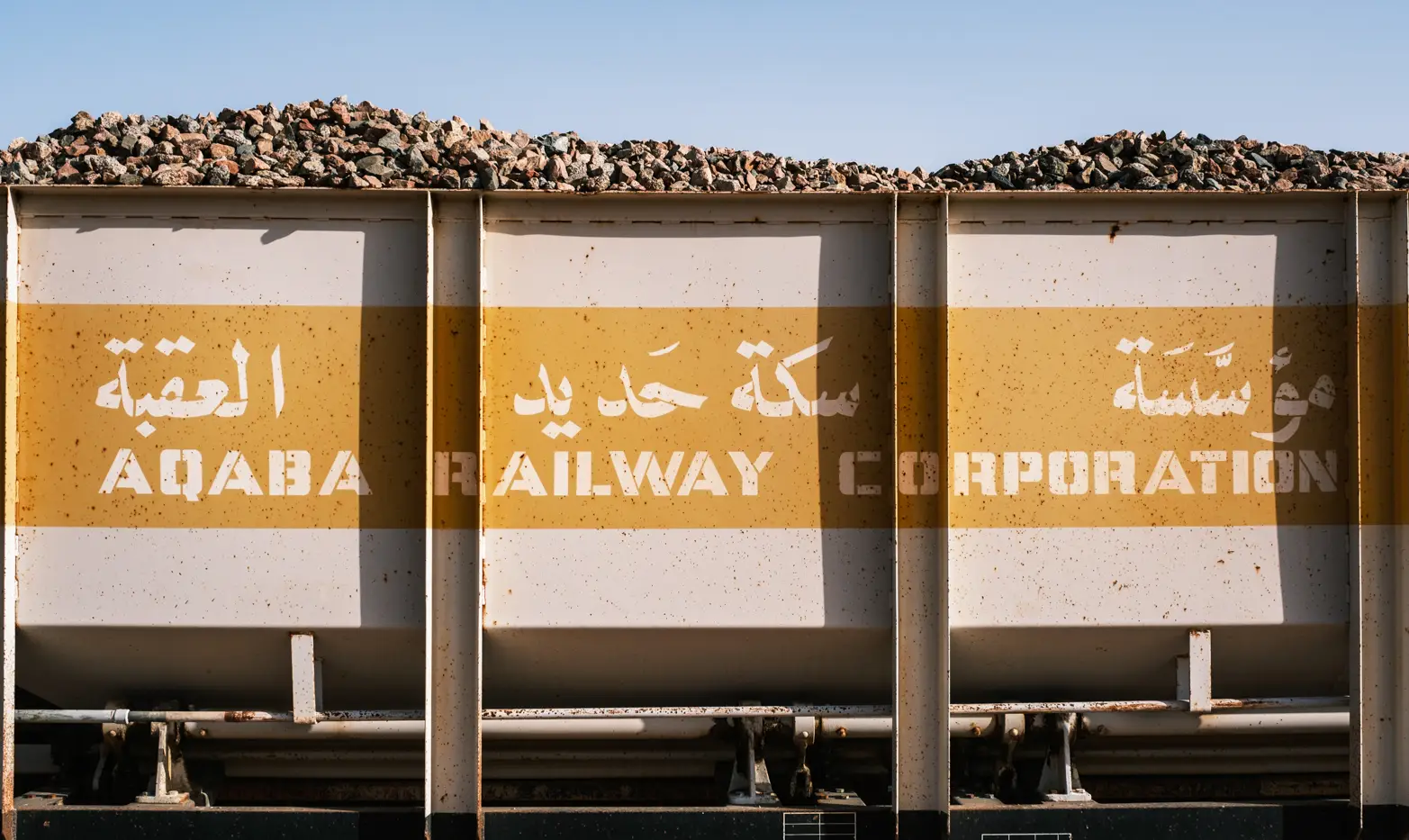 detail nápisu na nákladním železničním vagonu