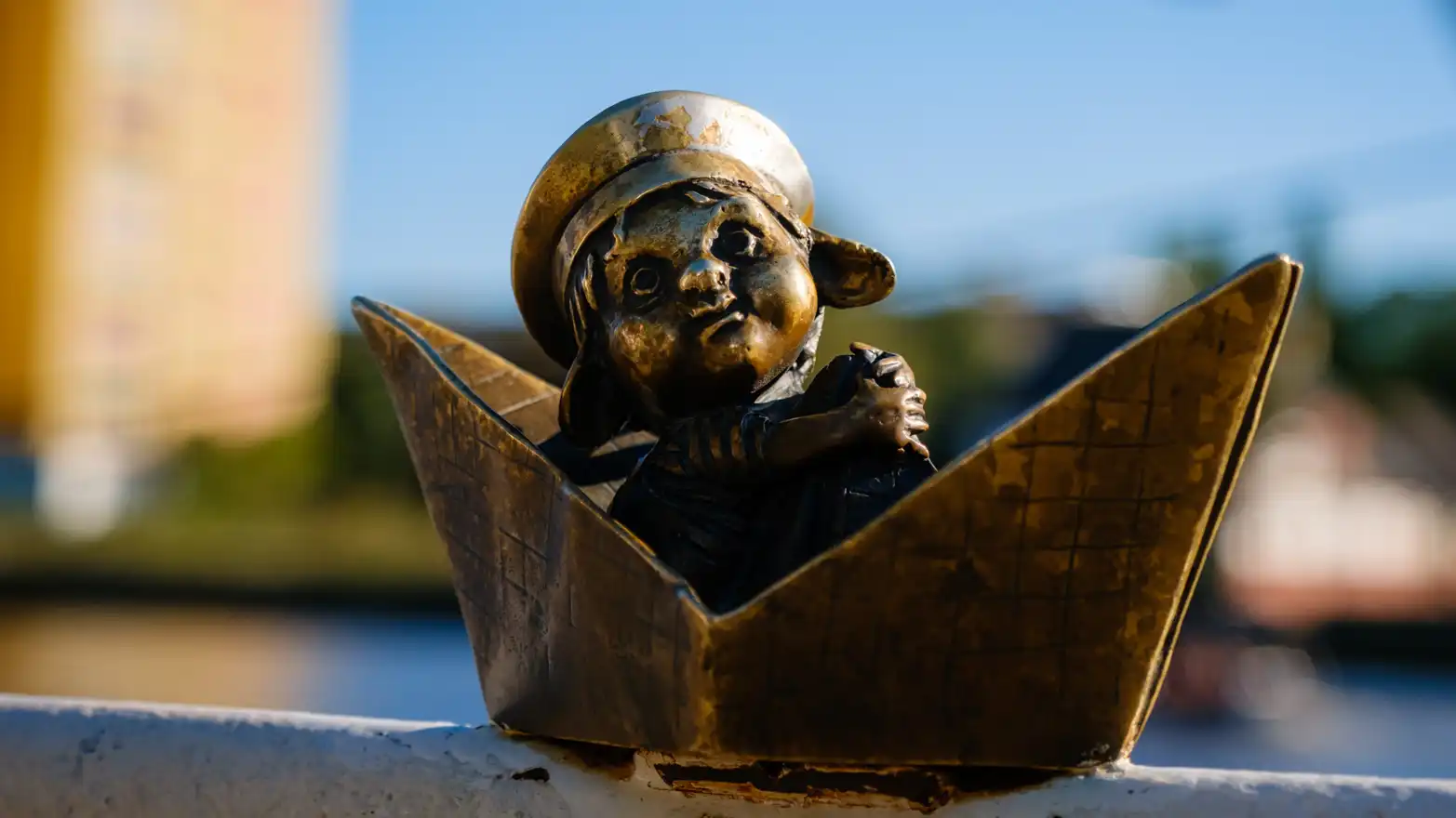 malá měděná figurka