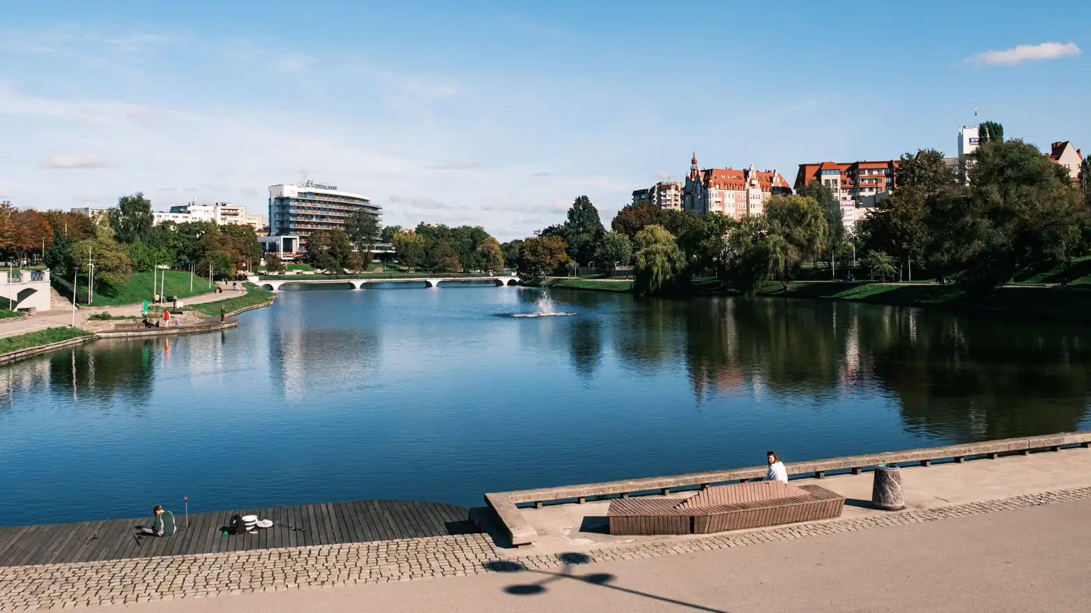 nábřeží ve městě