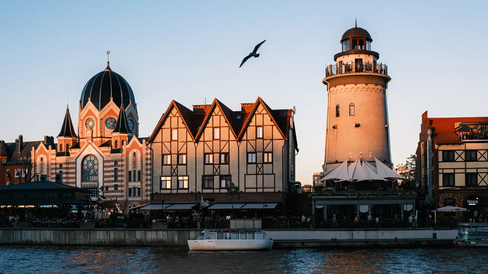 historická zástavba na nábřeží nasvícená západem slunce