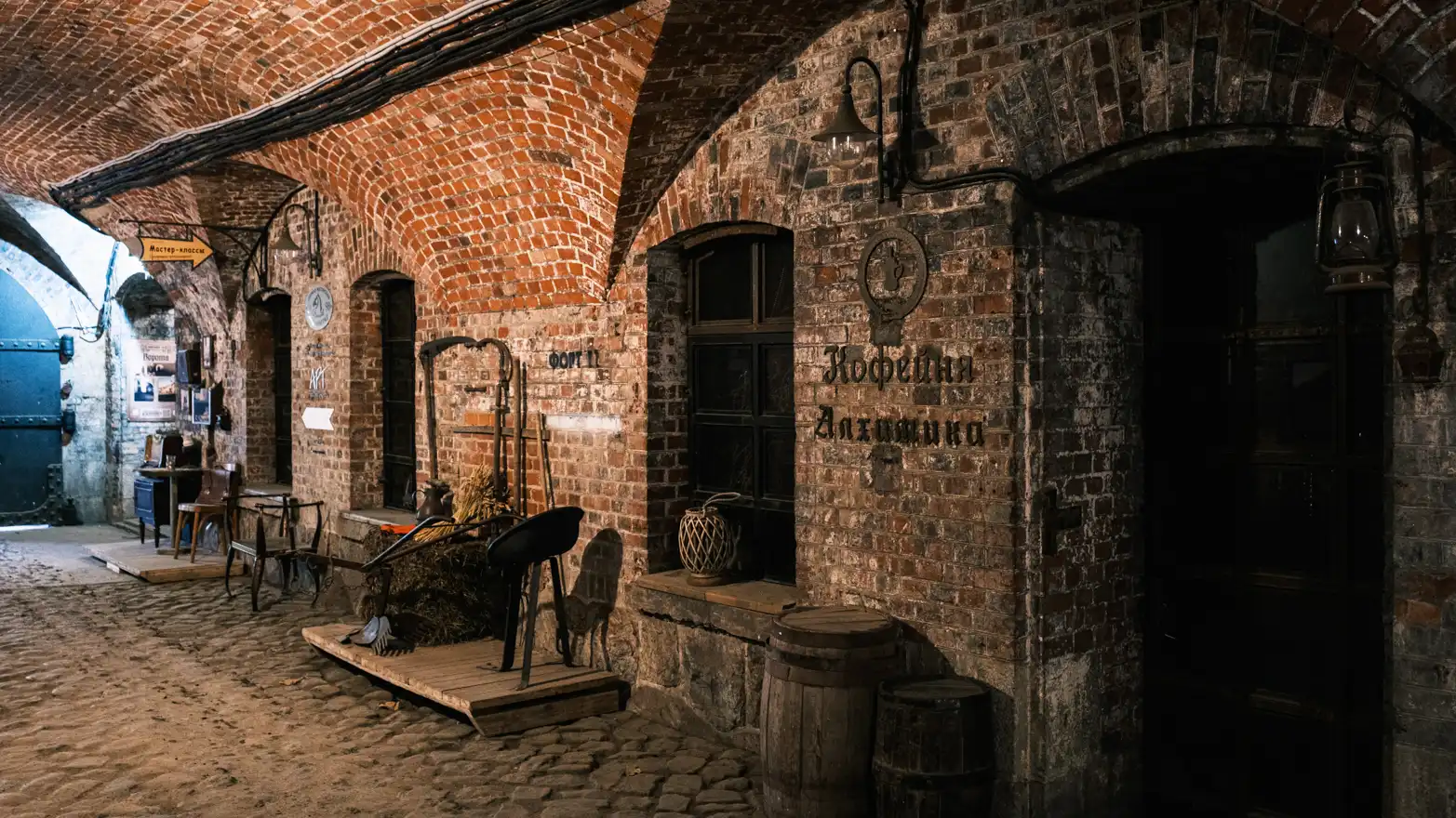 zavřená kavárna v potemnělé cihlové uličce
