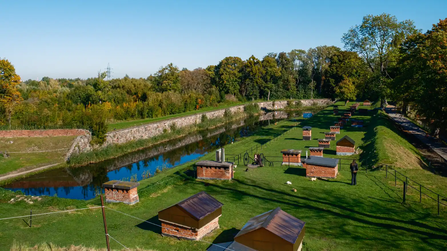 velký vodní příkop a zelené střechy fortu