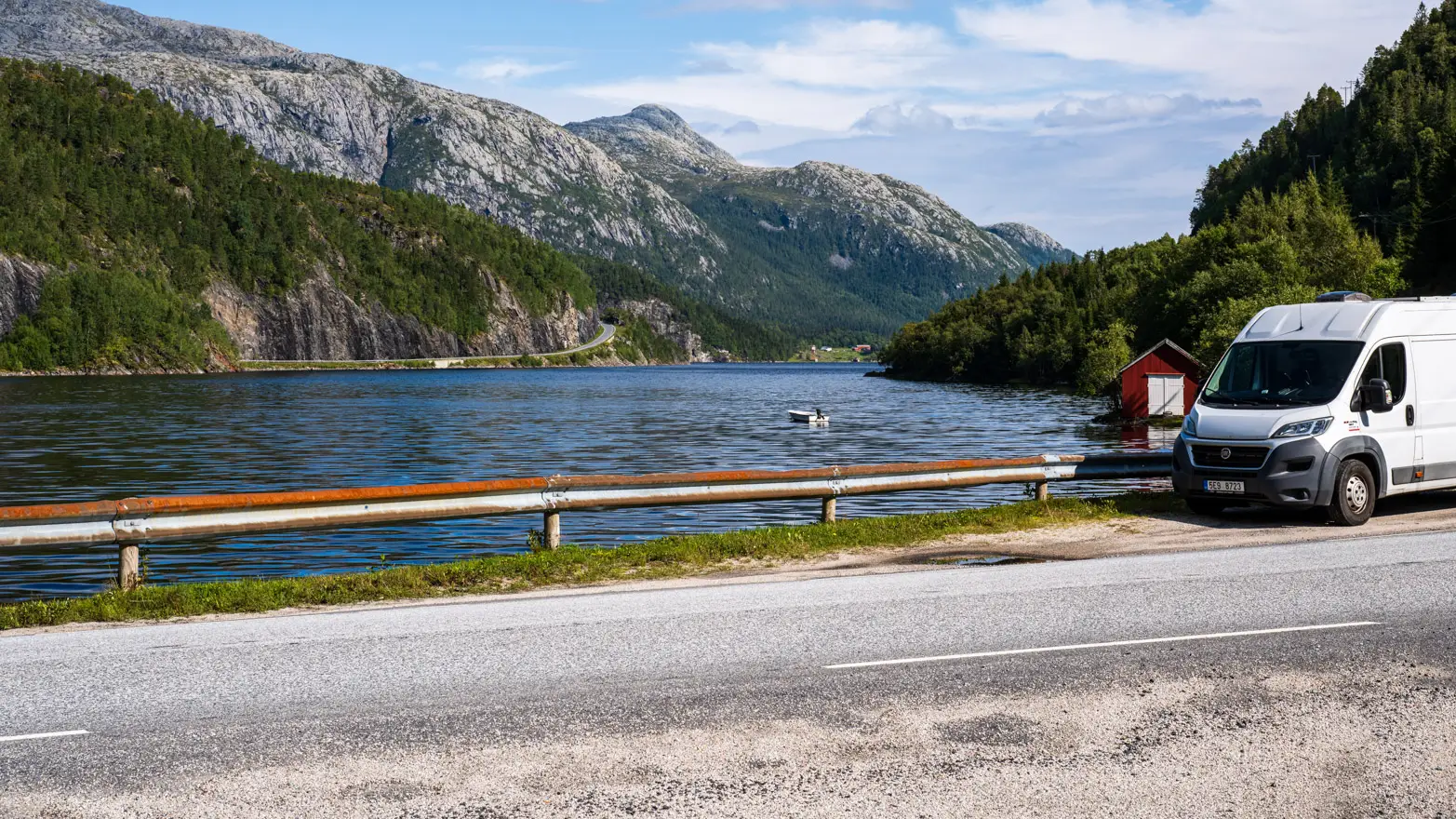 dodávka u fjordu