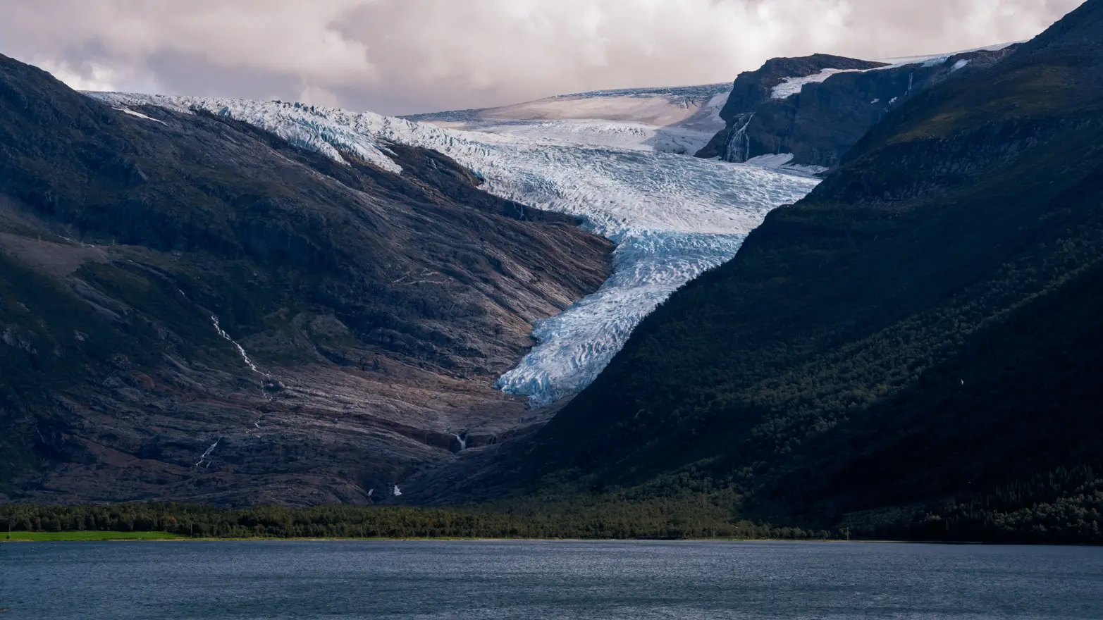 ledovec ztékající do fjordu