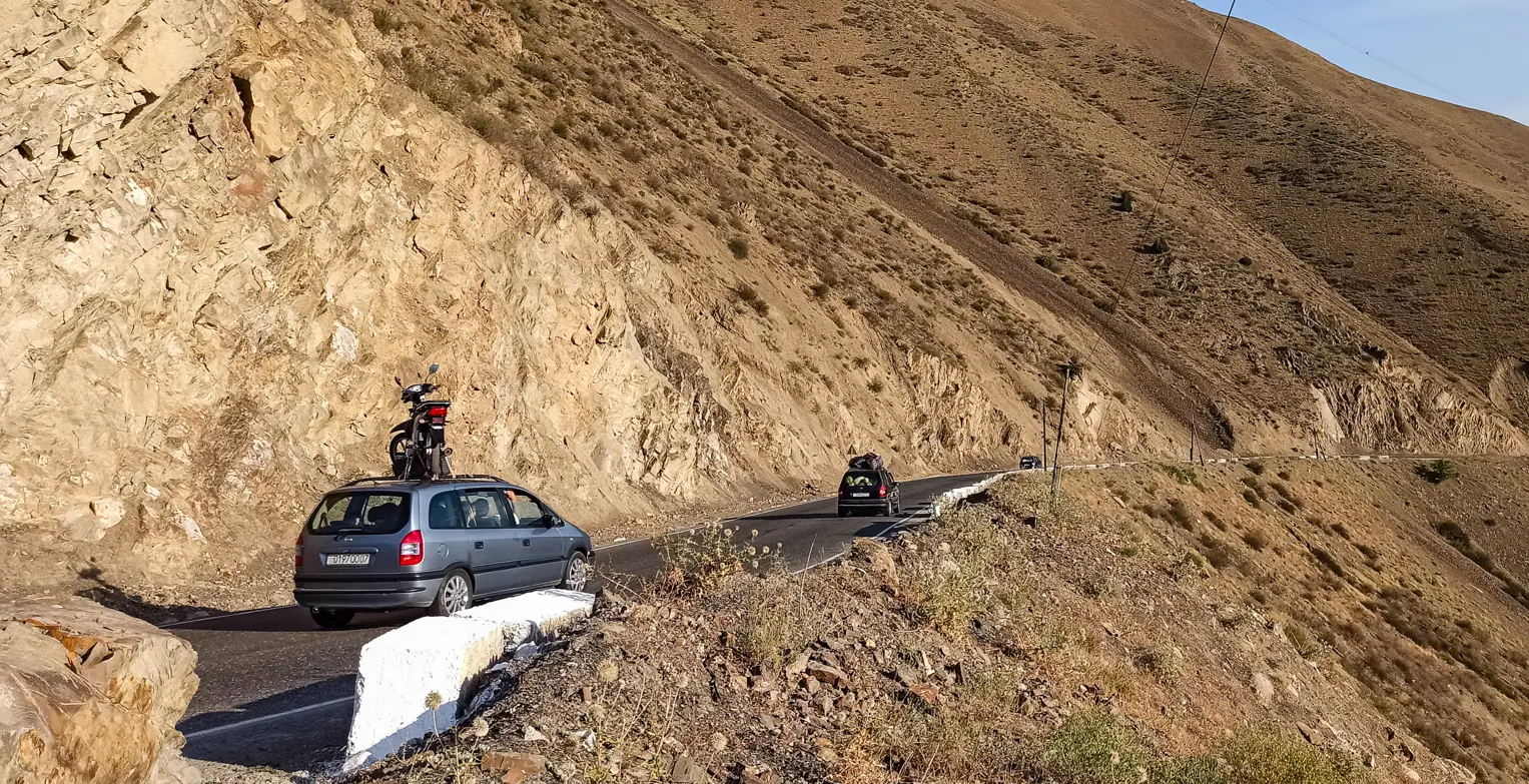 auto vezoucí na střeše motorku