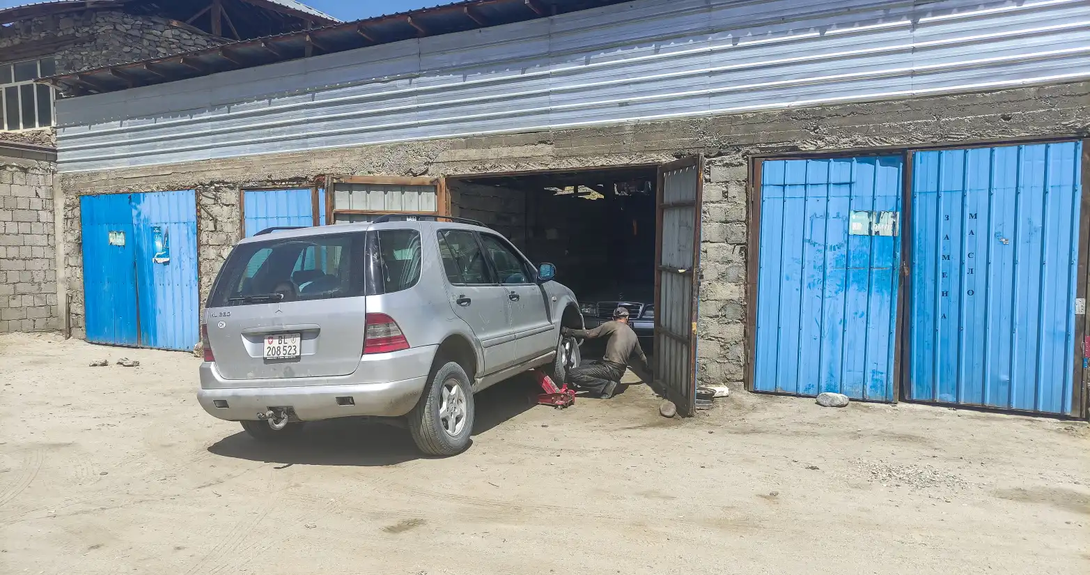 auto na heveru před garáží