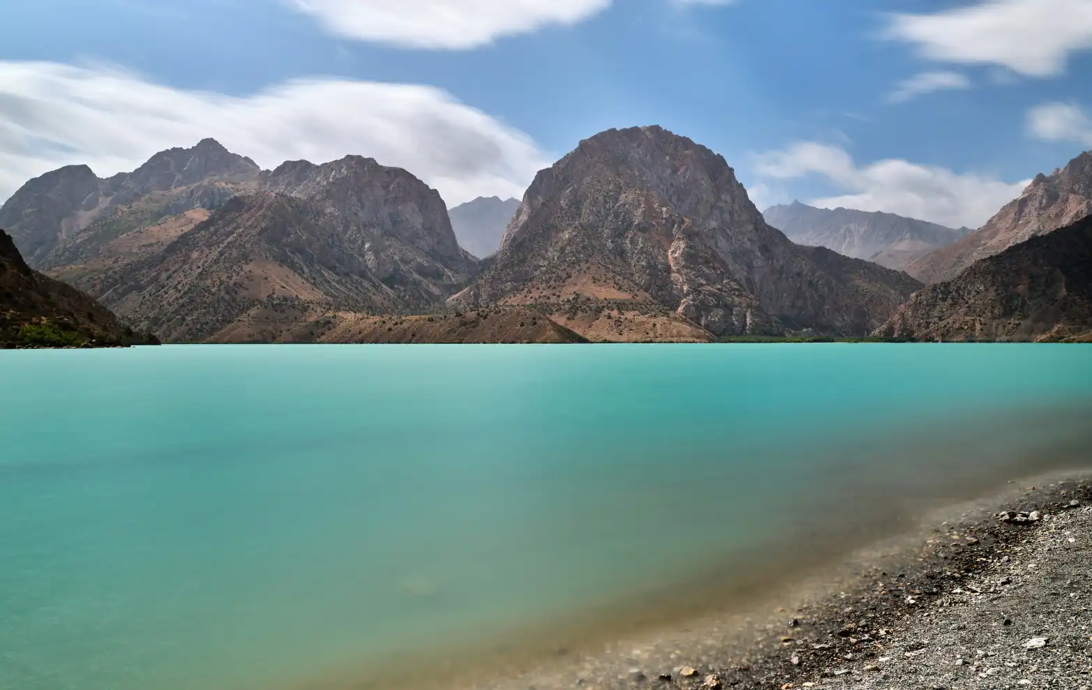 jezero s horami v pozadí