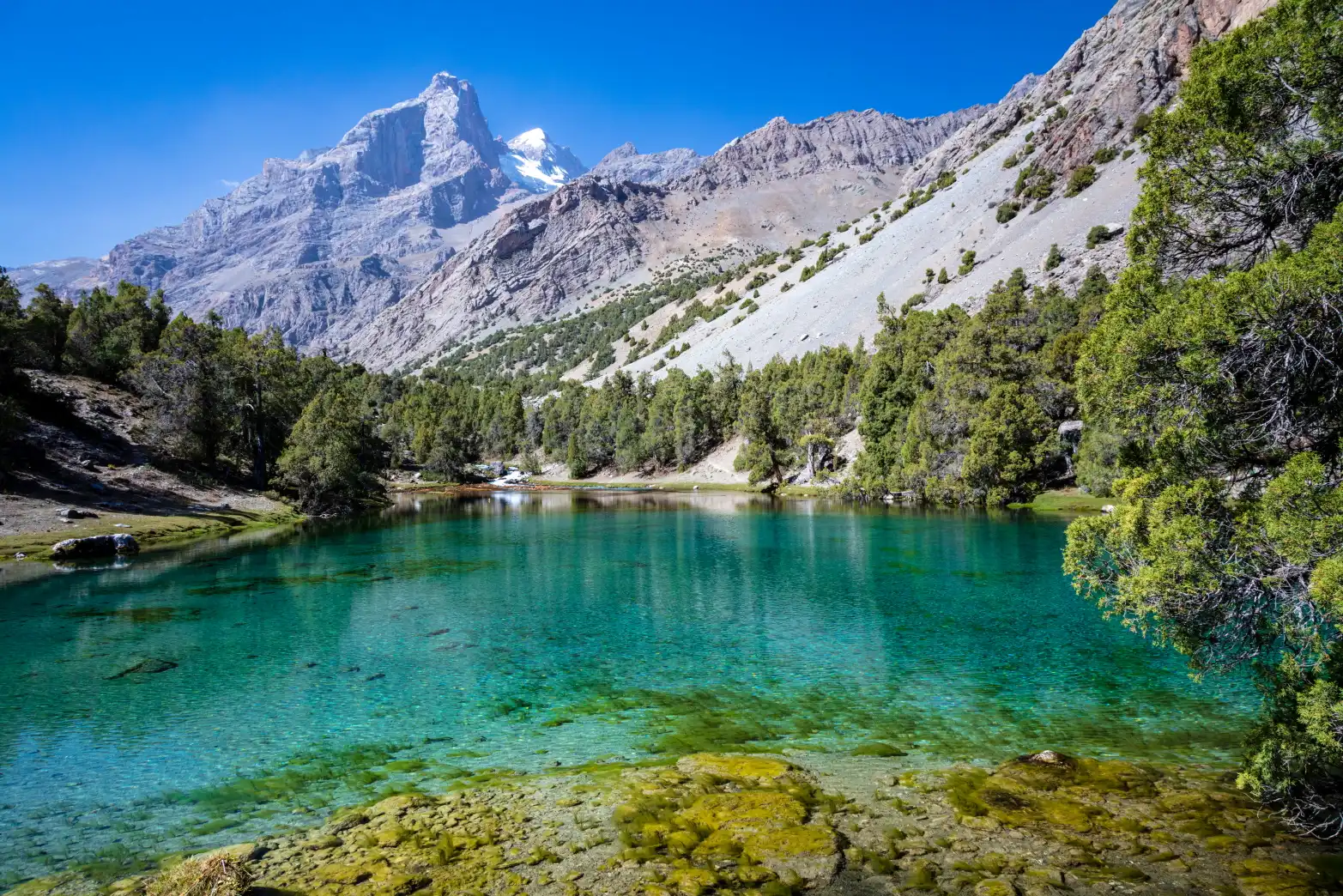 jezero se zasněženým štítem v pozadí