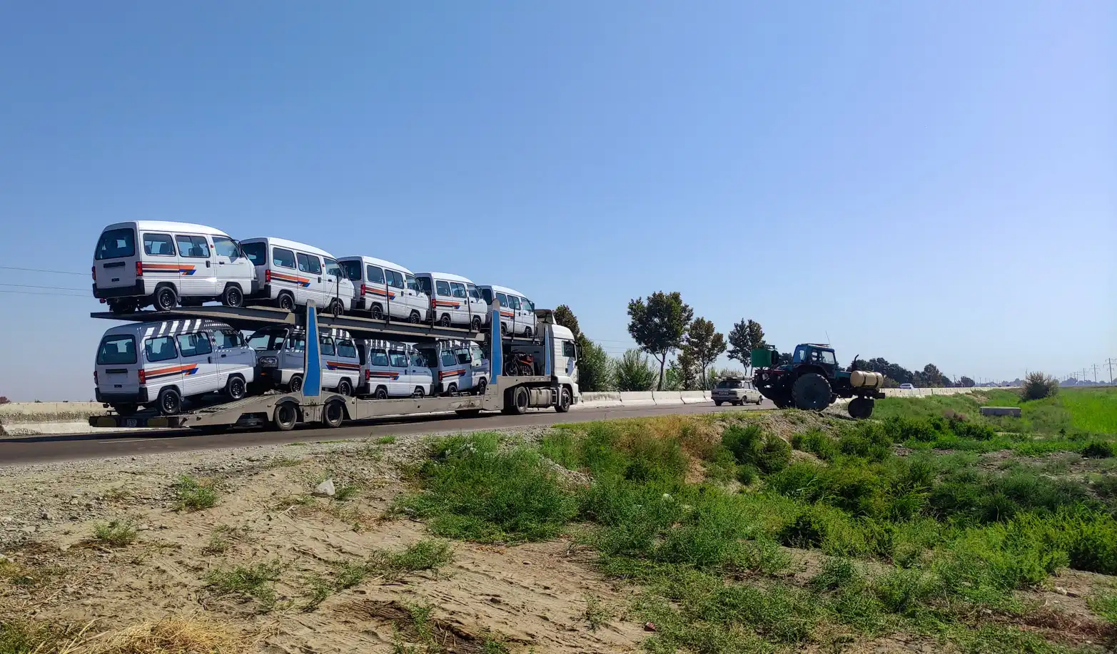 nákladní auto vezoucí nové malé dodávky