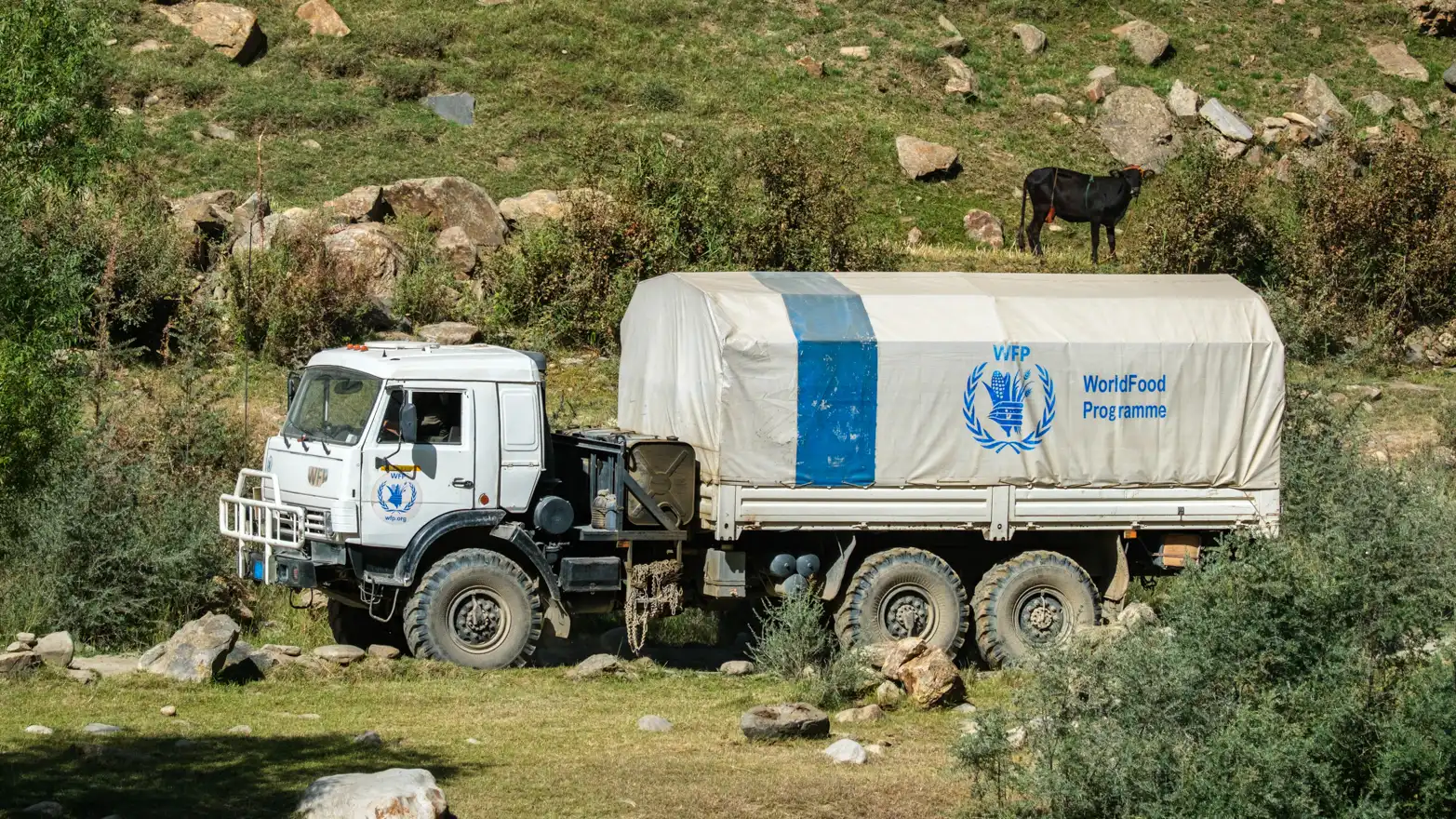 nakladní auto s humanitární pomocí