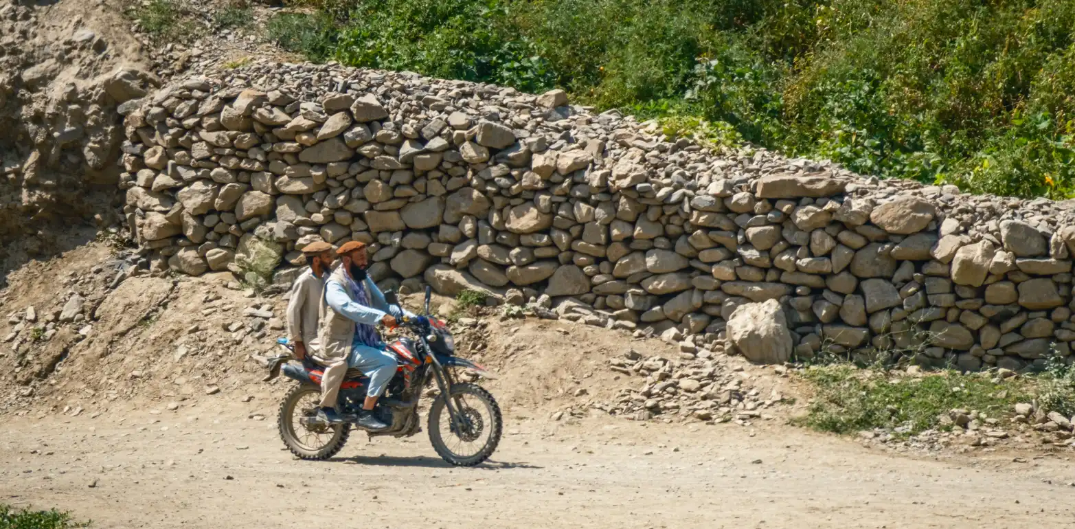 dva muži na terénní motorce