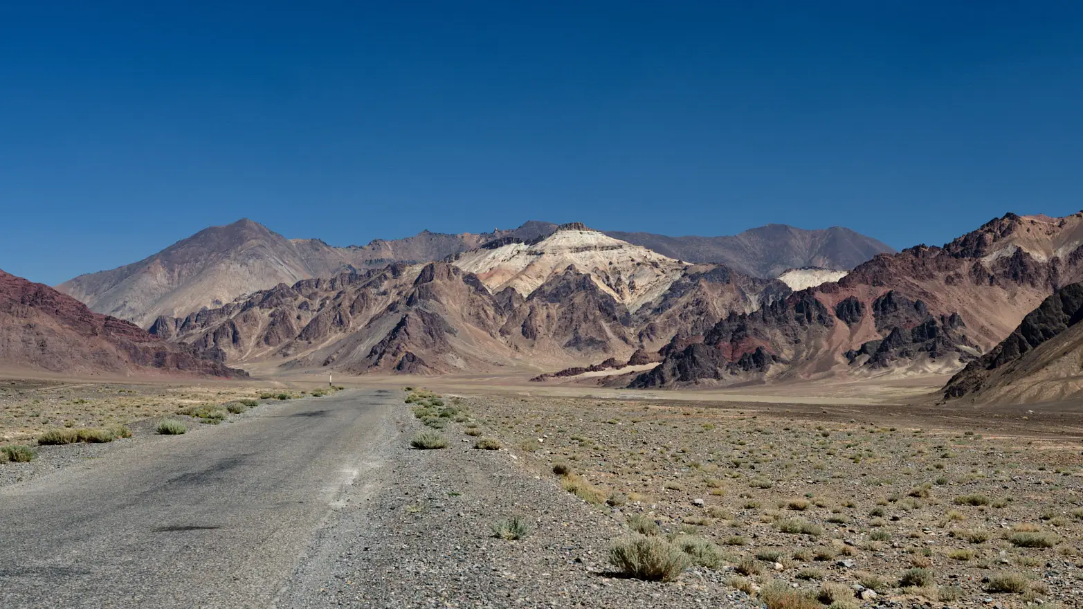 silnice s horami v pozadí