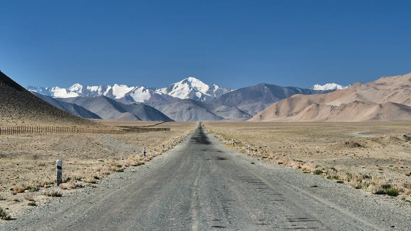 nekonečná silnice vedoucí vstříc zasněženým horám