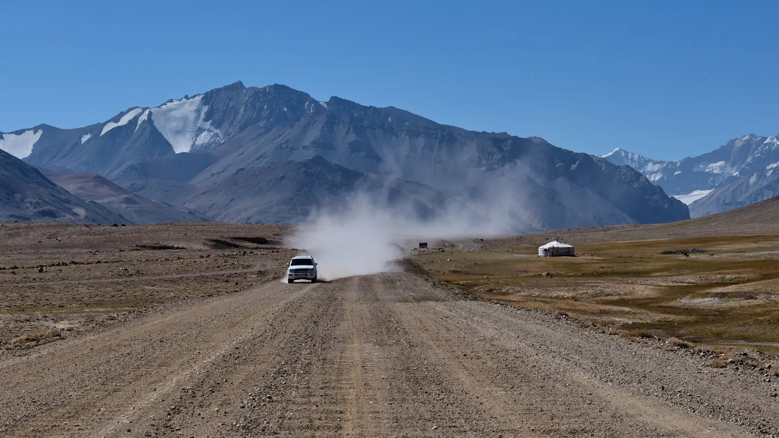 auto na prašné cestě
