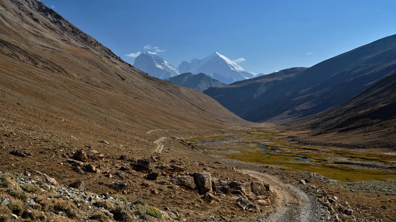 horská cesta s horami v pozadí