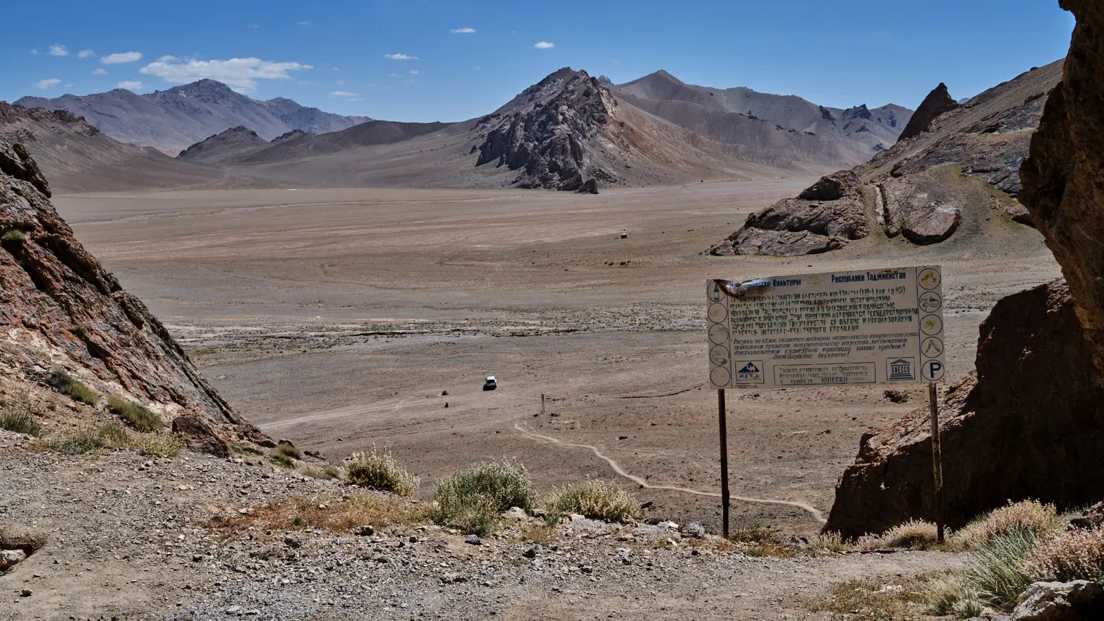 výhled na auto stojící na planině