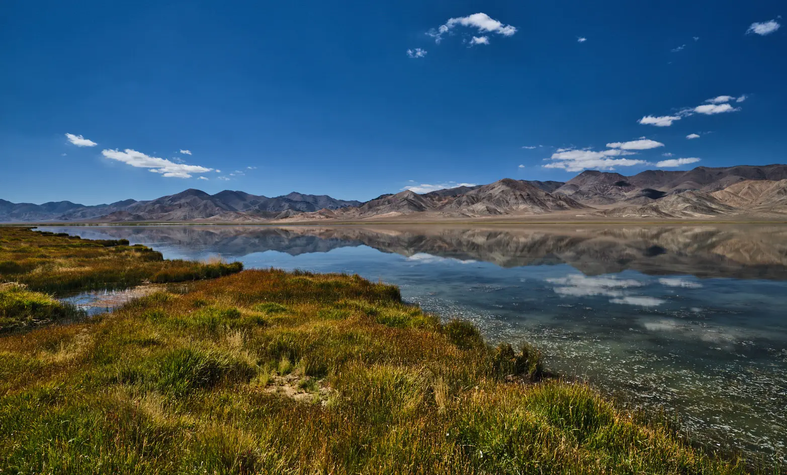 hory zrcadlící se v jezeře