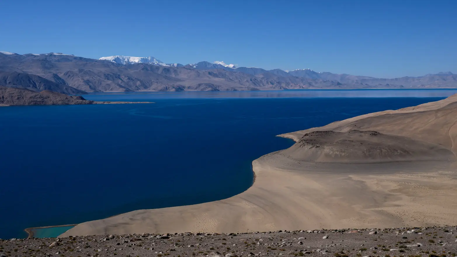 modré jezero obklopené horami