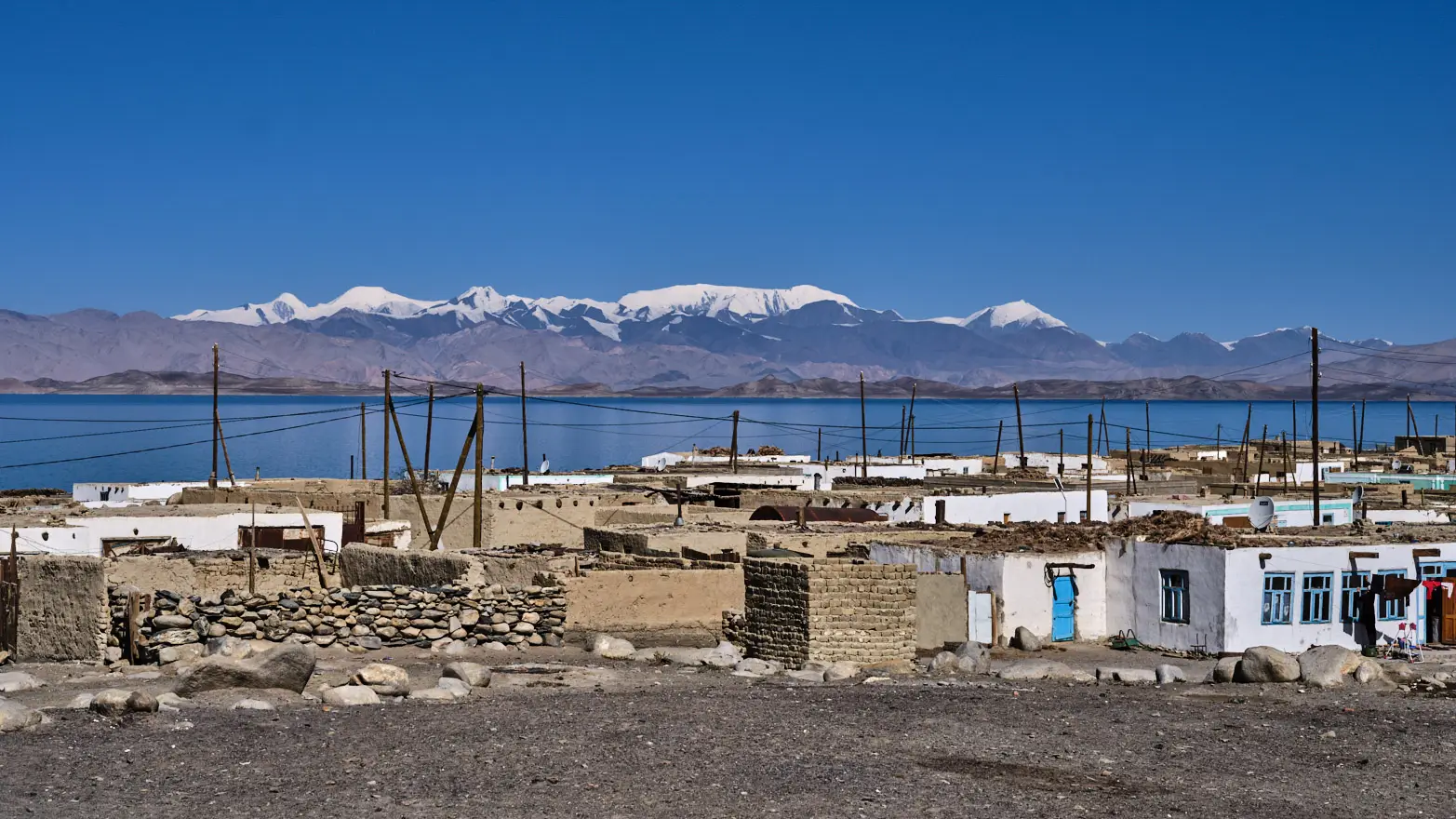 domky s vodou a horami v pozadí