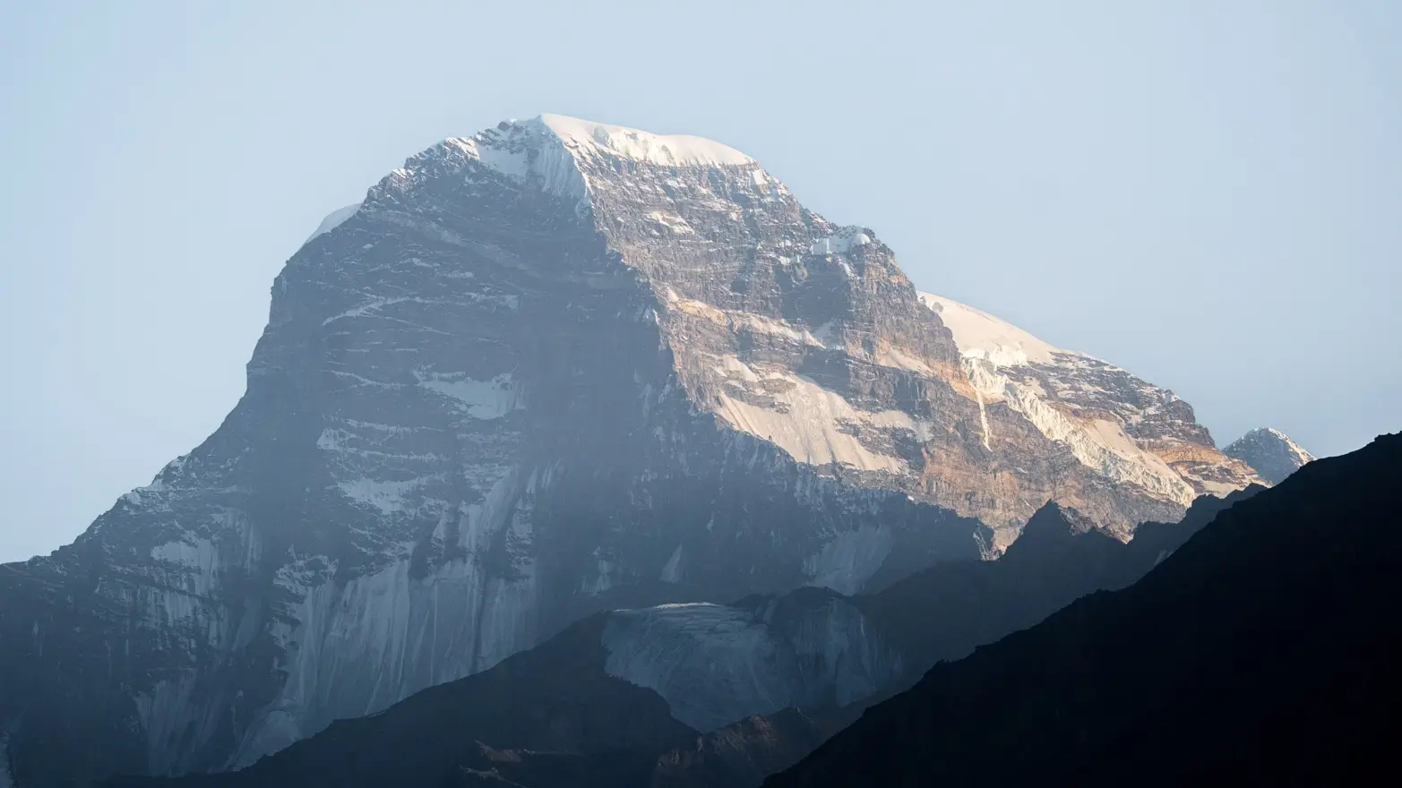 zaledněná skalnatá hora