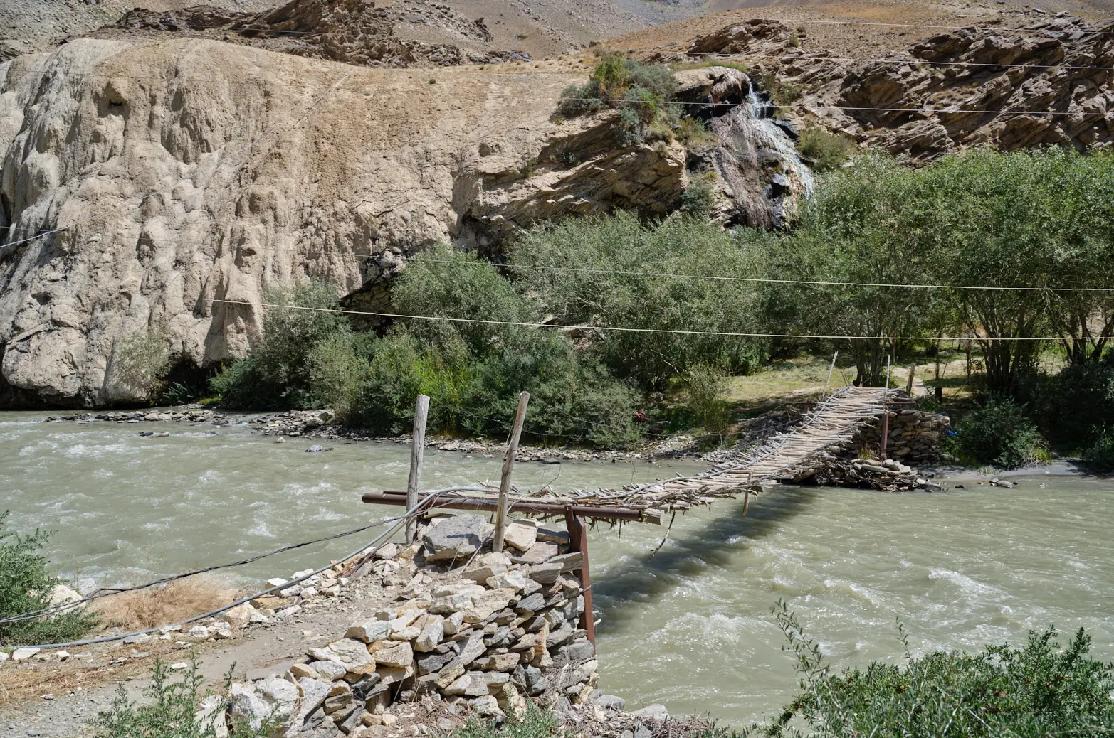 chatrný dřevěný most přes řeku