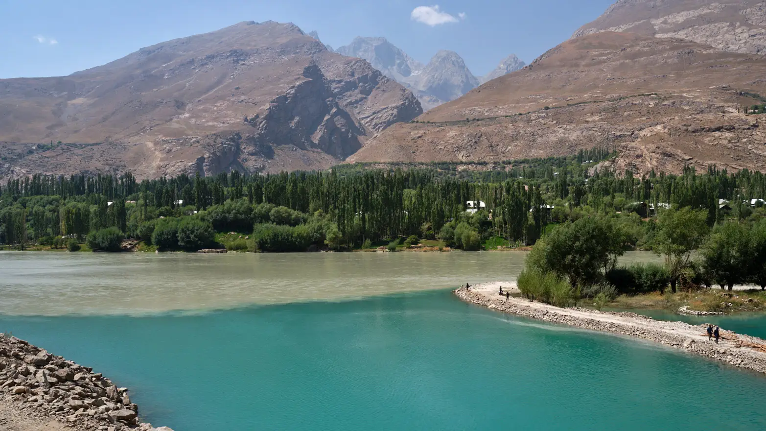 soutok řek různé barvy