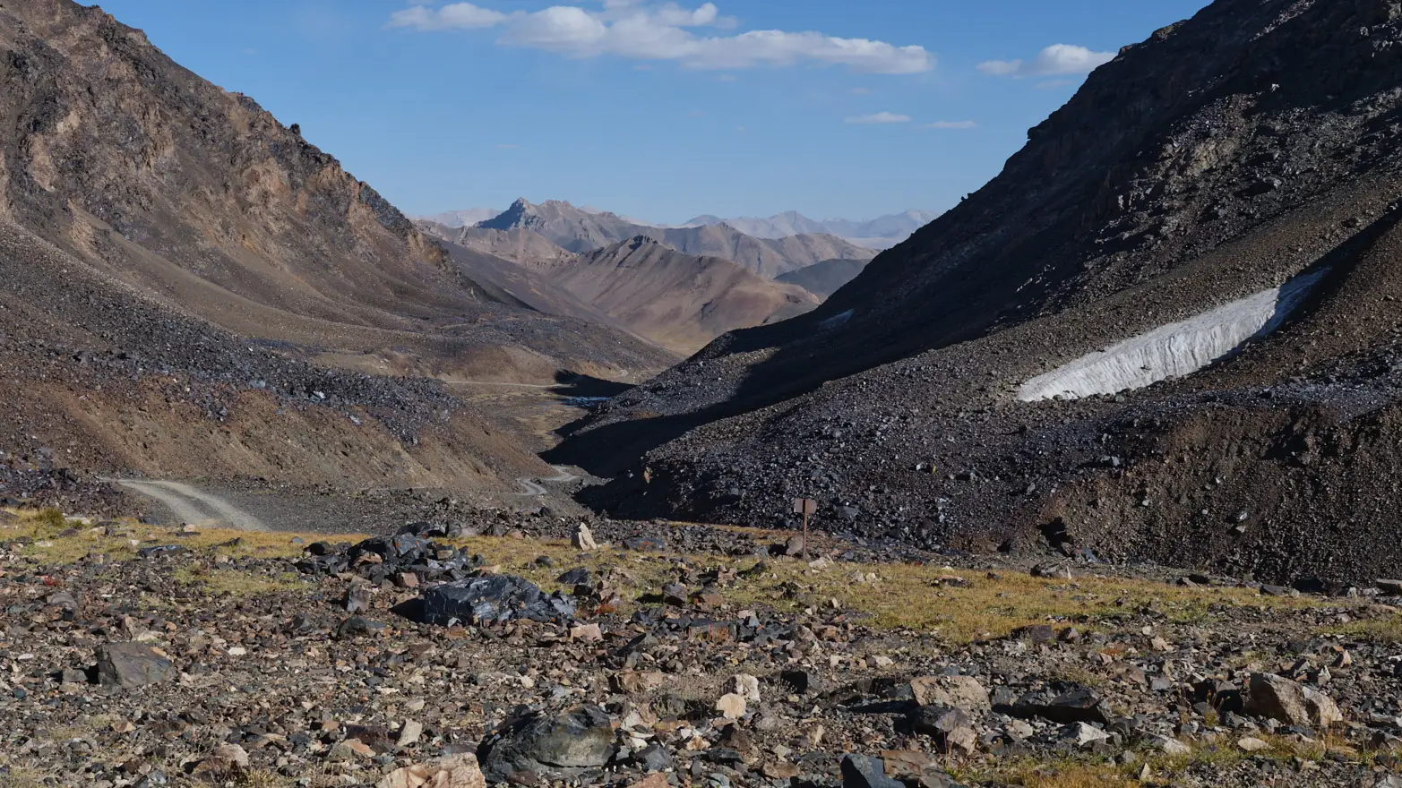 štěrková cesta v horské sedle