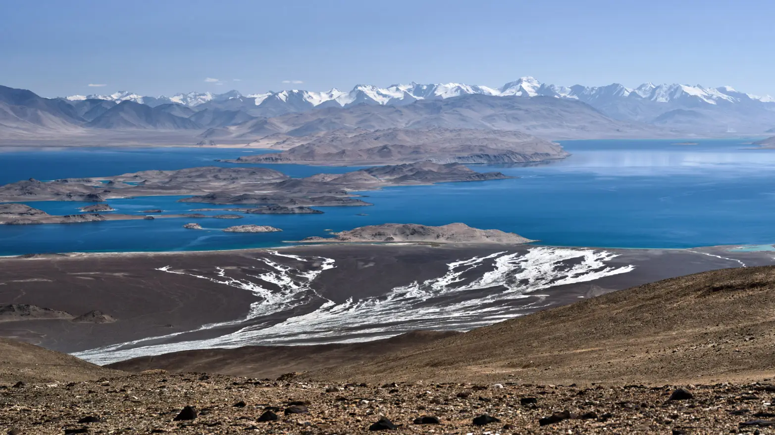 výhled na modré horské jezero