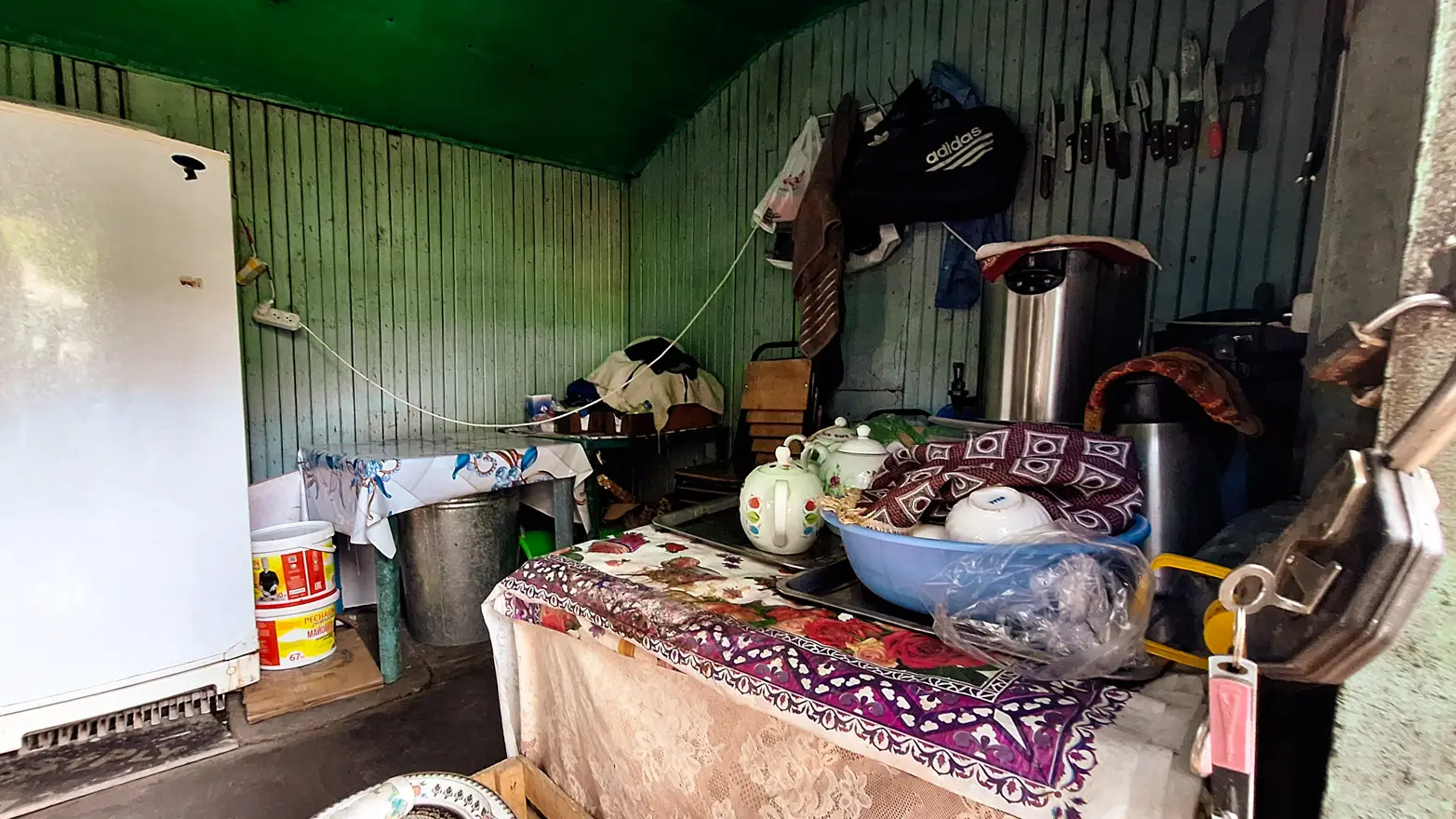 skromně vybavené kuchyňské zázemí