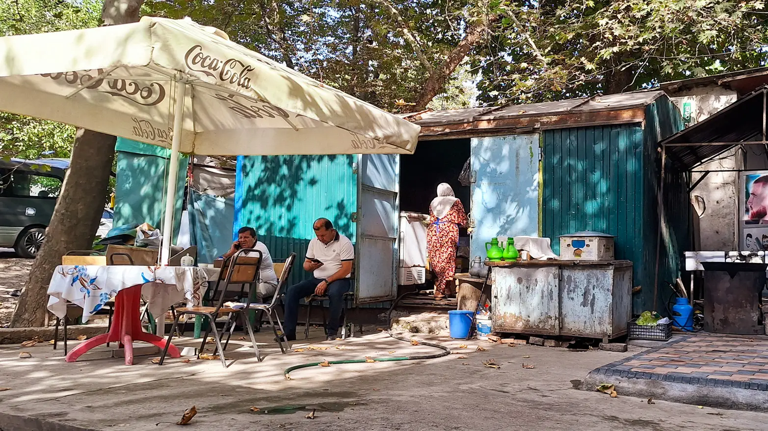 stoleček před lodním kontejnerem