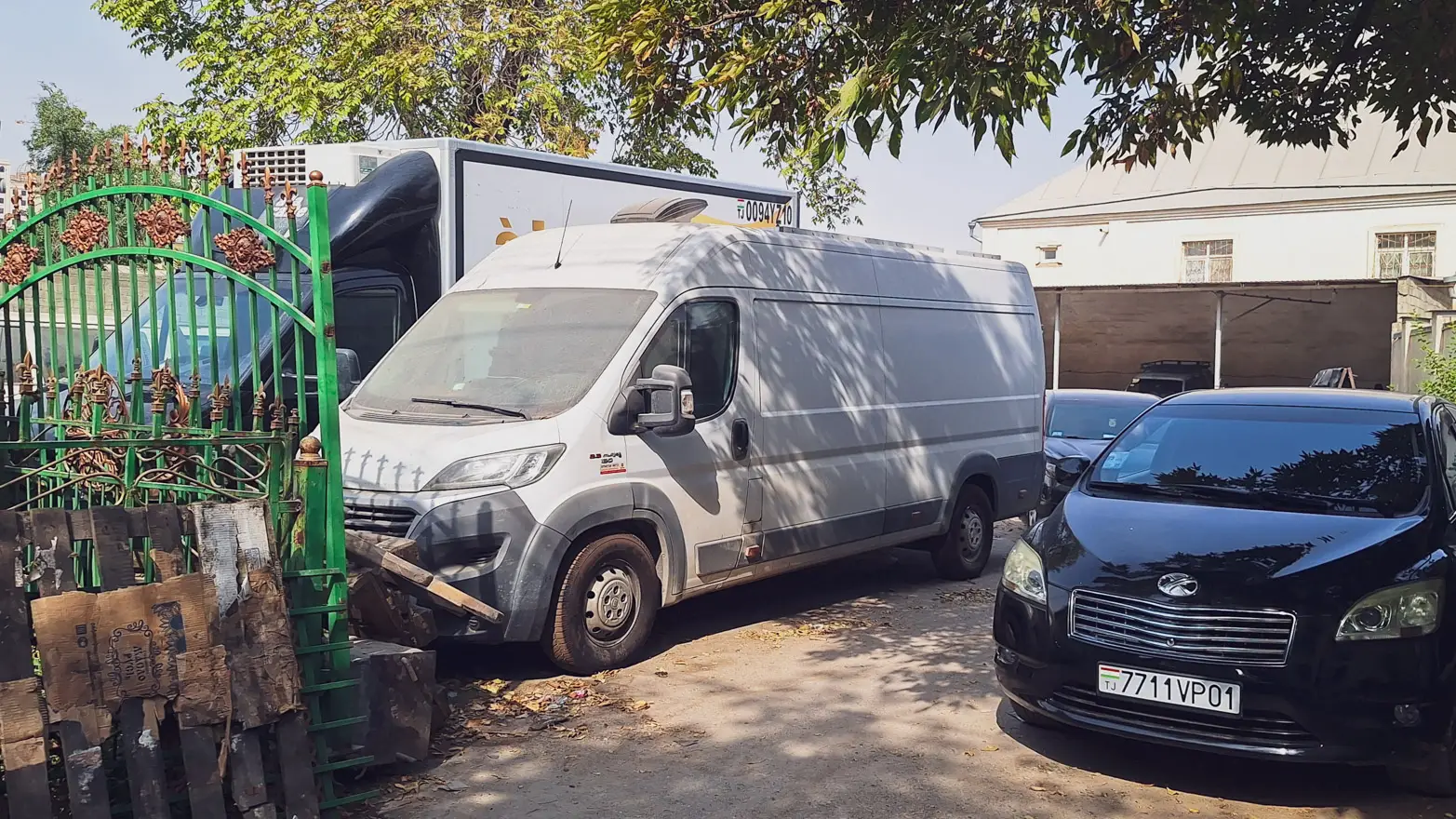 zaprášená dodávka