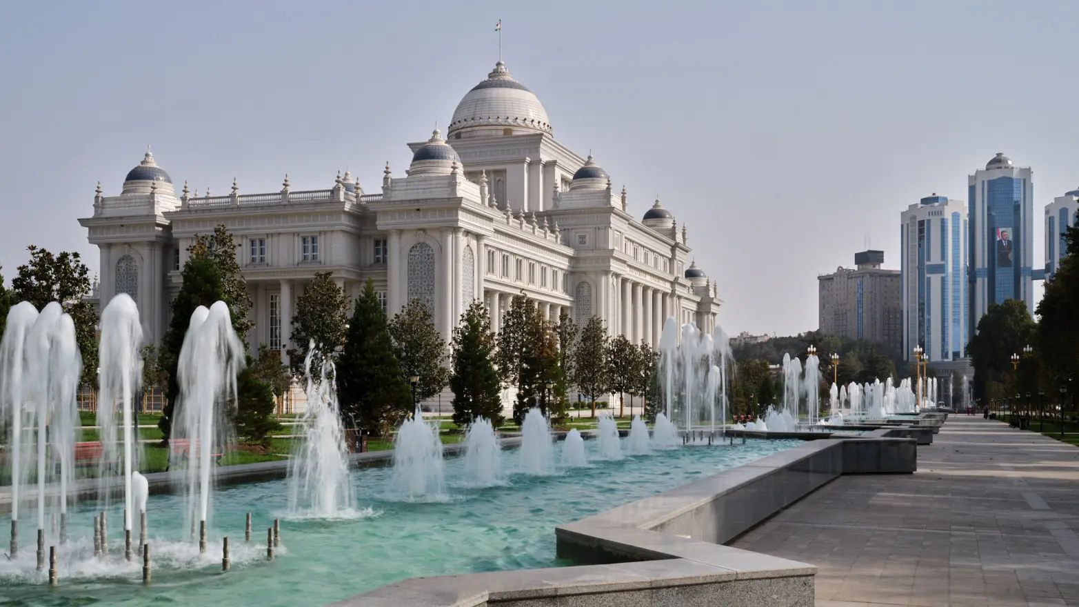 zdobná budova s vodotrysky