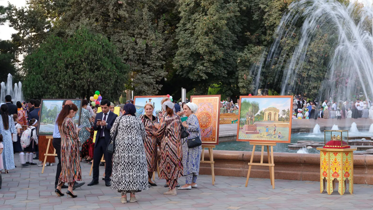 obrazy vystavené v městském parku