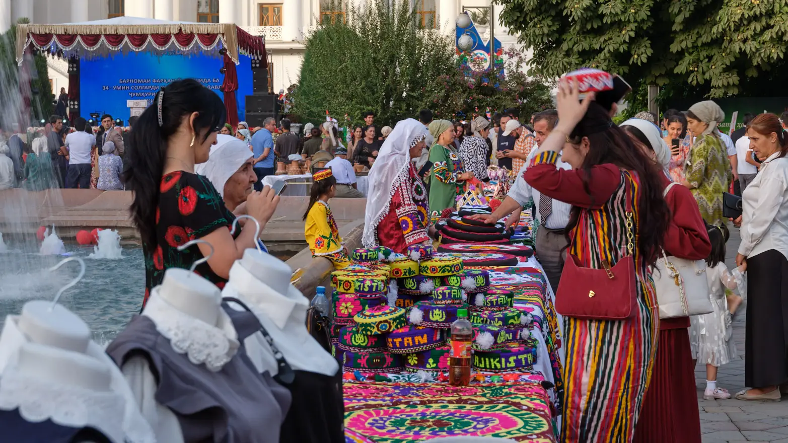 pouliční prodej šitých čepiček