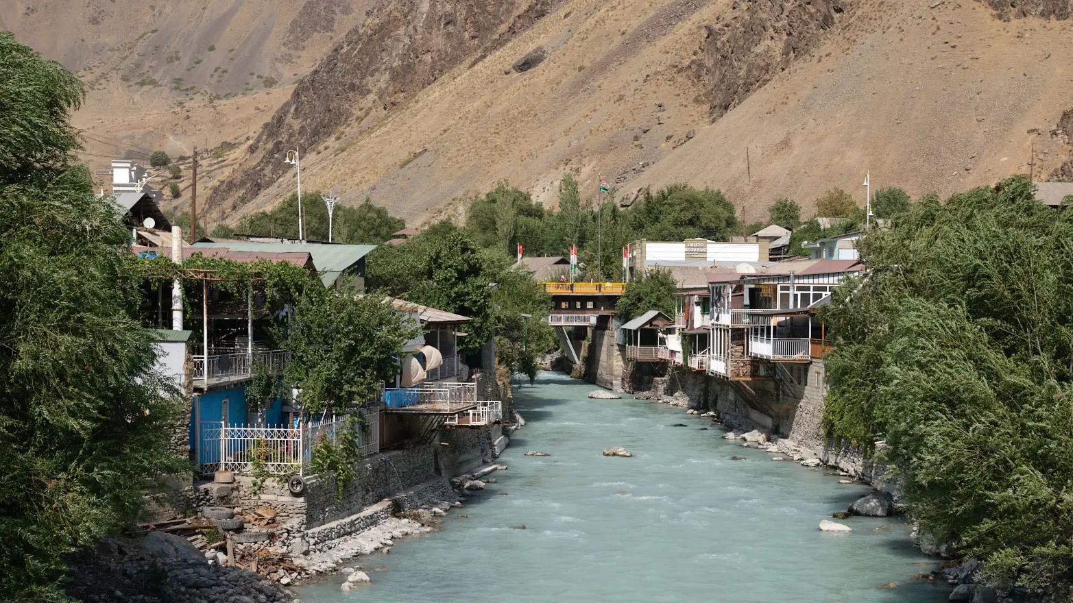 domy nad modrou řekou