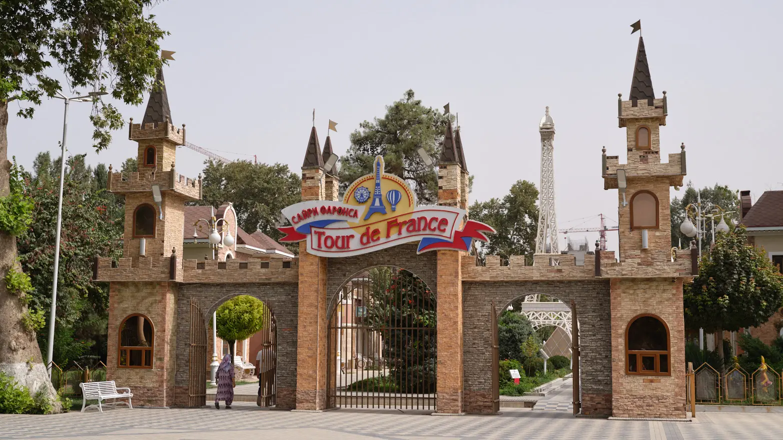 brána s nápisem Tour de France
