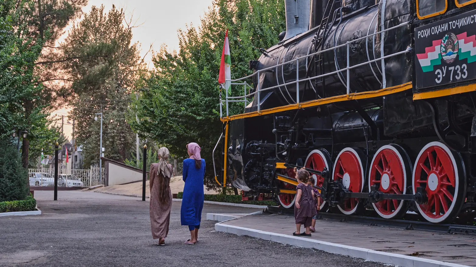 ženy u lokomotivy v parku