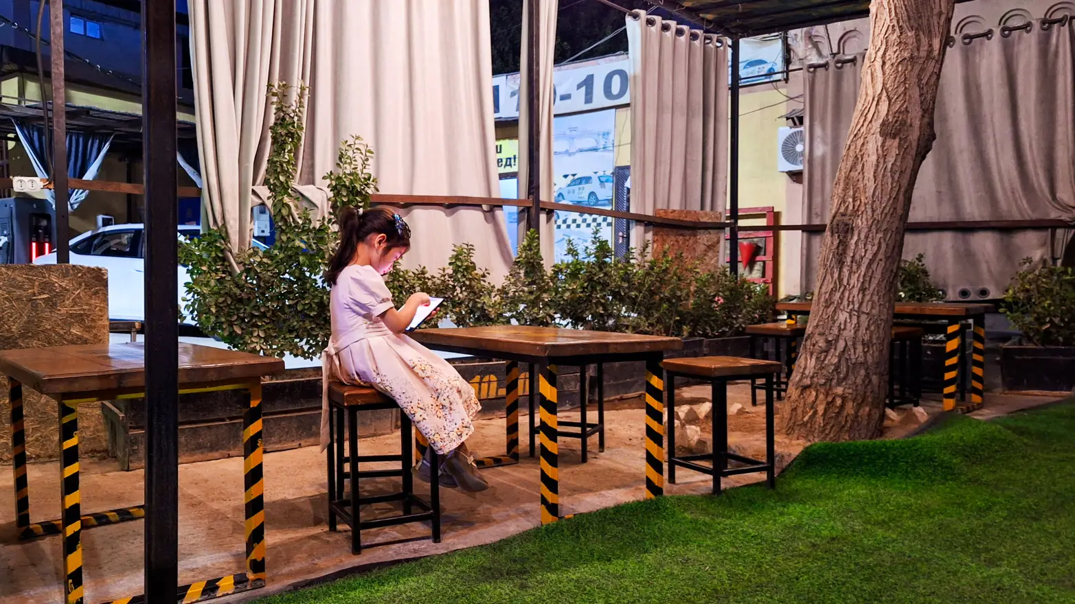 holčička sedící u stolu