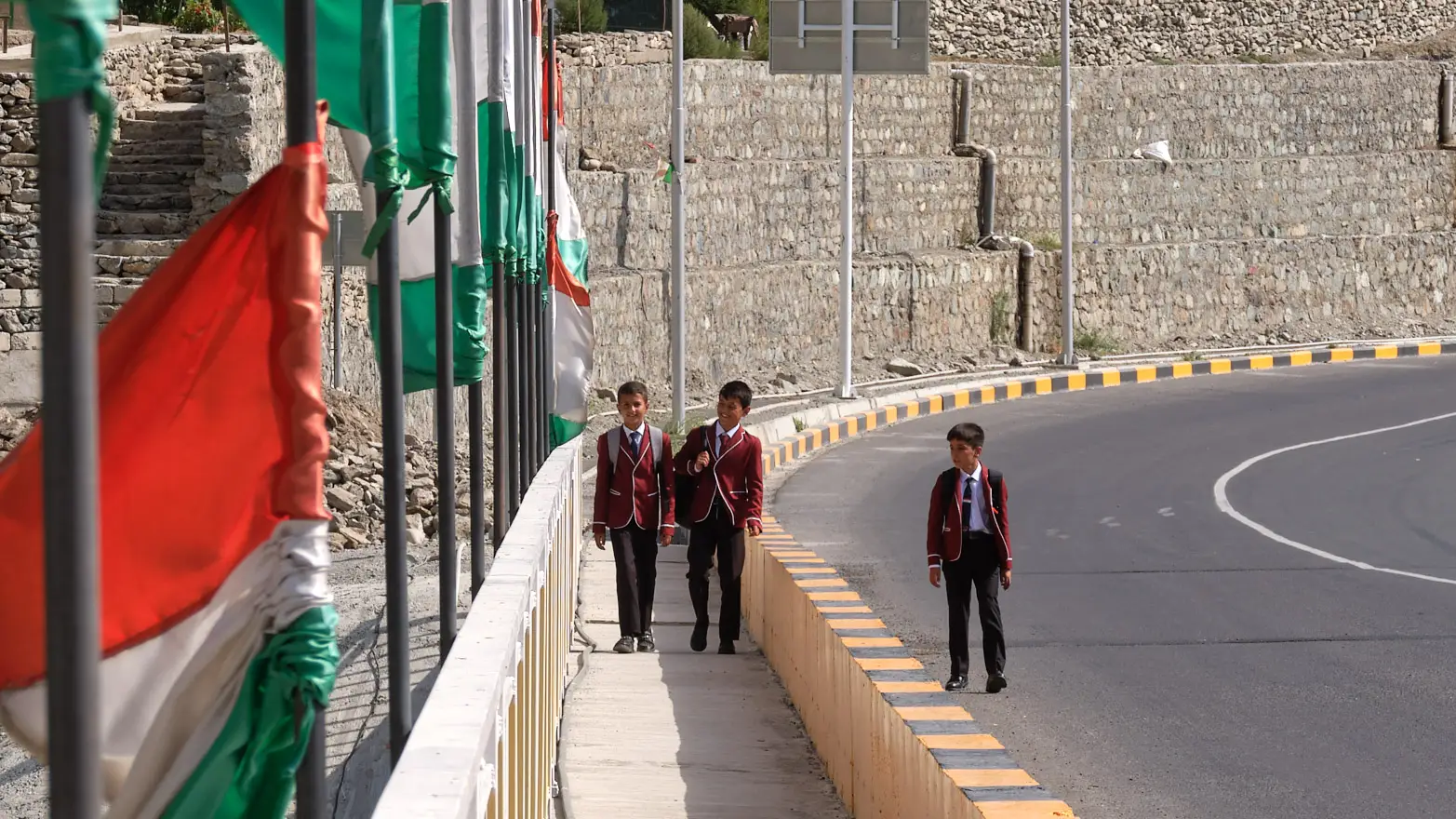 mladí chlapci v sakách