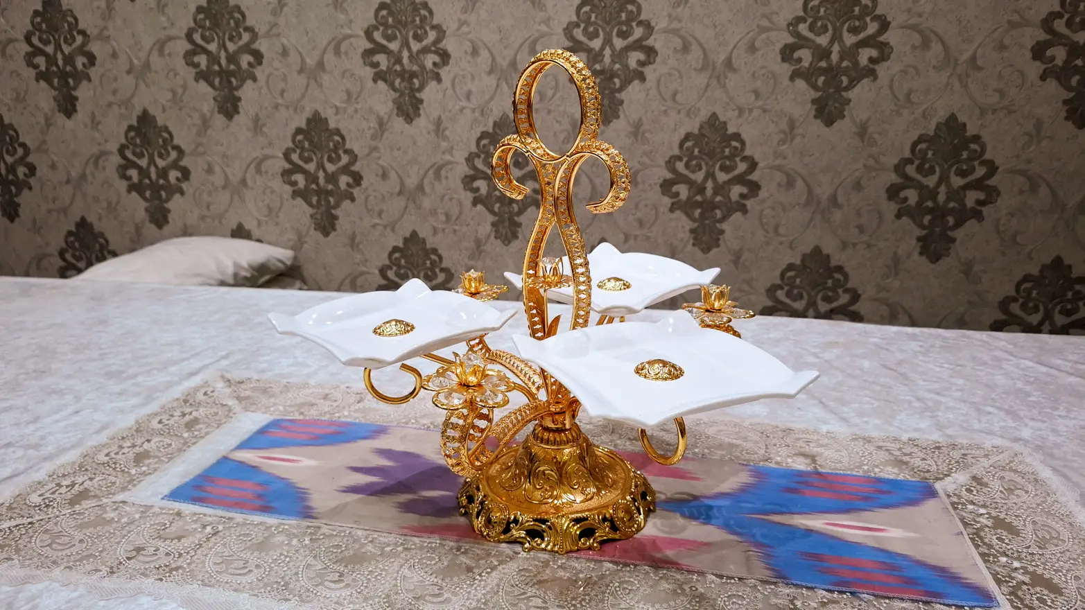 zlatý držák na stole